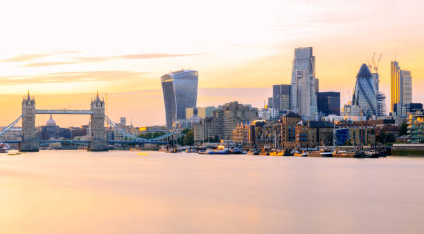 langzeitbelichtung, panoramablick auf london stadtbild bei sonnenuntergang - tower bridge london skyline london england thames river stock-fotos und bilder