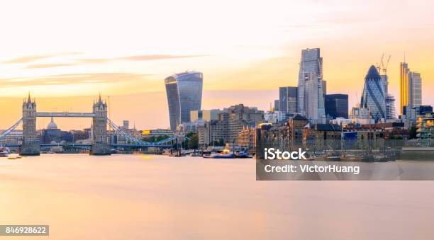 Larga Exposición Vista Panorámica Del Paisaje Urbano De Londres Al Anochecer Foto de stock y más banco de imágenes de Londres - Inglaterra