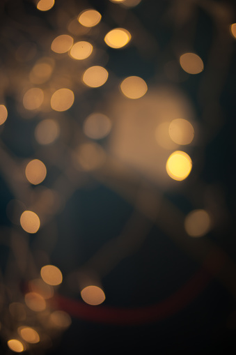 Lujo brillante partido antecedentes con luces brillantes y oro bokeh. Diseño de la Navidad. Círculos coloridos de noches desenfocadas fondo 