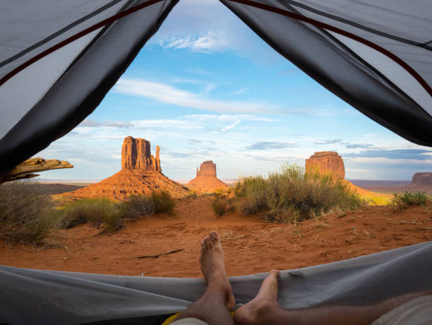 pov egoperspektive auf monument valley aus einem zelt - merrick butte stock-fotos und bilder