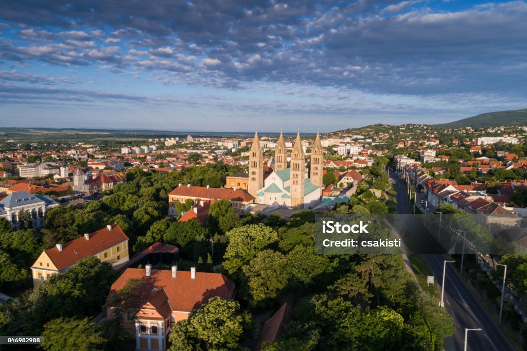 Peitorais, Szekesegyhaz. Vista de olho de pássaro - Foto de stock de Pécs royalty-free