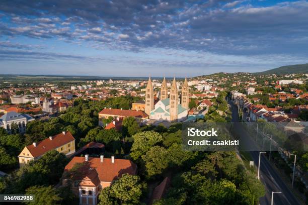 Foto de Peitorais Szekesegyhaz Vista De Olho De Pássaro e mais fotos de stock de Pécs - Pécs, Hungria, Antigo