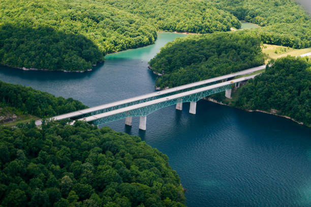 空中サマーズビル湖橋 - suspension bridge 写真 ストックフォトと画像