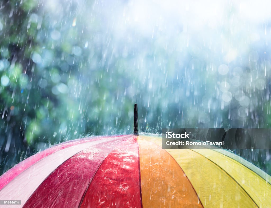 Lluvia de paraguas de arco iris - Foto de stock de Lluvia libre de derechos
