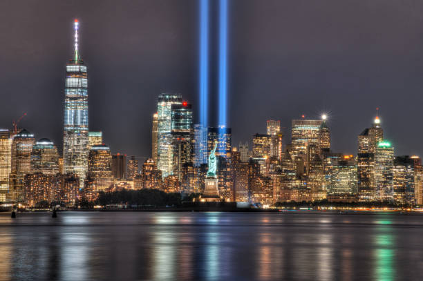 balizas de 9/11 memorial con la estatua de la libertad bajan manhattan - statue liberty statue of liberty new york city fotografías e imágenes de stock