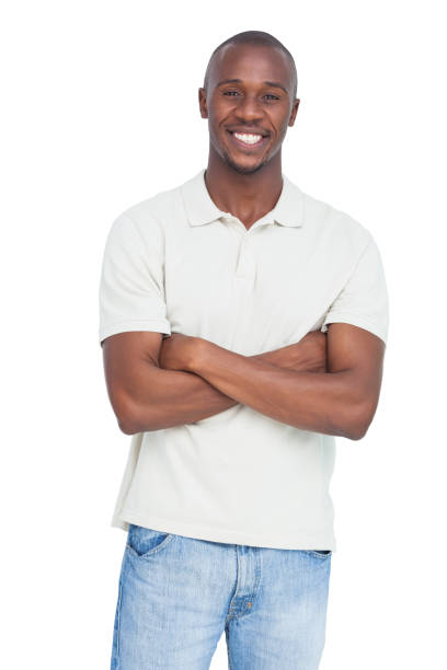 hombre sonriente posando con los brazos cruzados - polo shirt african ethnicity men african descent fotografías e imágenes de stock