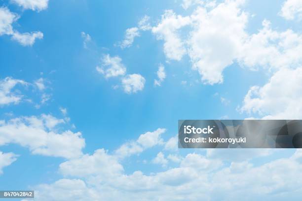 Paesaggio Del Cielo Limpido - Fotografie stock e altre immagini di Cielo - Cielo, Nube, Blu