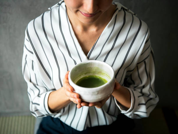 woman making oriental green tea japanese ceremony - típico oriental imagens e fotografias de stock
