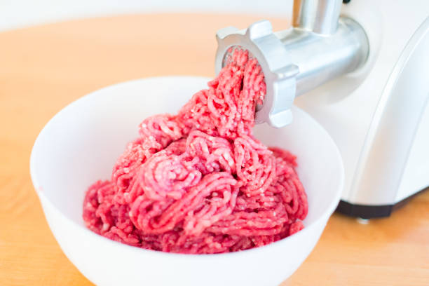 肉挽き機をクローズ アップ - meat grinder ground beef meat ストックフォトと画像