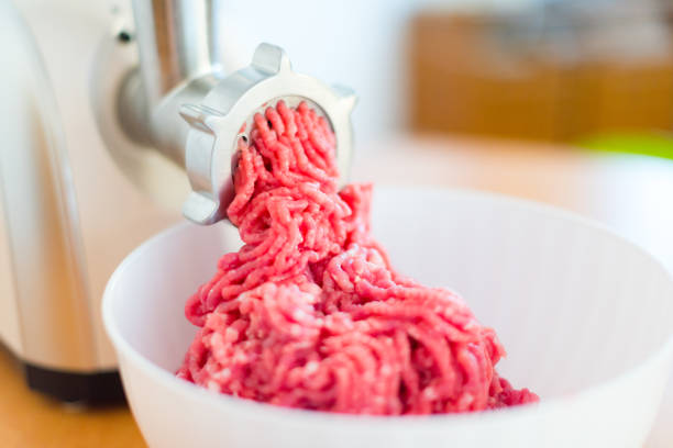 肉挽き機をクローズ アップ - meat grinder ground beef meat ストックフォトと画像