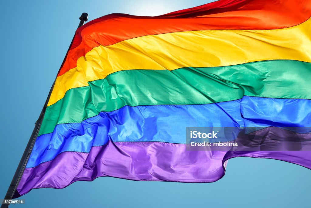 Drapeau arc en ciel sur claire symbole de ciel de tolérance et d’acceptation - Photo de Droits des LGBTQI libre de droits