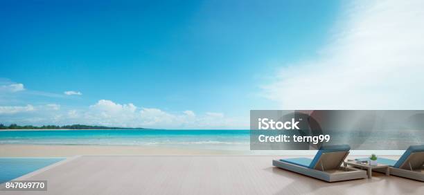 Piscina Con Vista Sul Mare Accanto A Terrazza E Letti Nella Moderna Casa Sulla Spiaggia Di Lusso Con Sfondo Cielo Blu Sedie A Sdraio Su Ponte Di Legno A Casa O In Hotel - Fotografie stock e altre immagini di Spiaggia