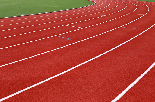 Feld Laufen Im Stadion Rote Laufen Mit Fahrspuren Über Sky Stockfoto