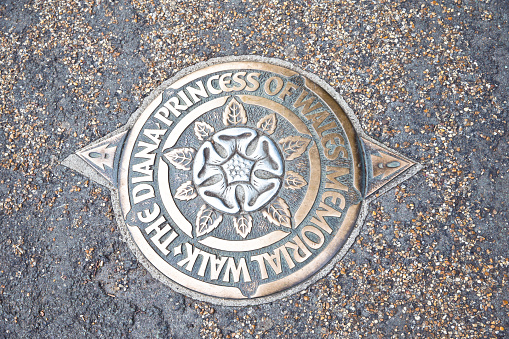 This emblem is a marker for the long walking trail that trots around central London for about 11km. Passing through several of London’s Gardens and parks in a figure eight motif. All in dedication to late Diana, The Princess of Wales. With ninety markers dotted in line to lead those who wish to remember the Princess in a walk across London’s greenest sites.
