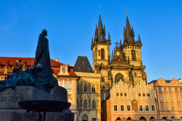 chiesa di nostra signora prima di týn, una chiesa gotica e una caratteristica dominante del centro storico di praga, repubblica ceca - architectural feature architecture cathedral catholicism foto e immagini stock