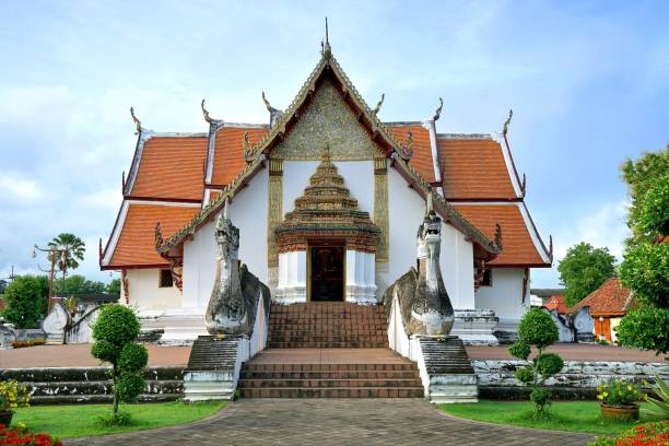 wat phumin ou phu min temple, o famoso templo antigo, na província de nan, a parte norte da tailândia - phumin - fotografias e filmes do acervo