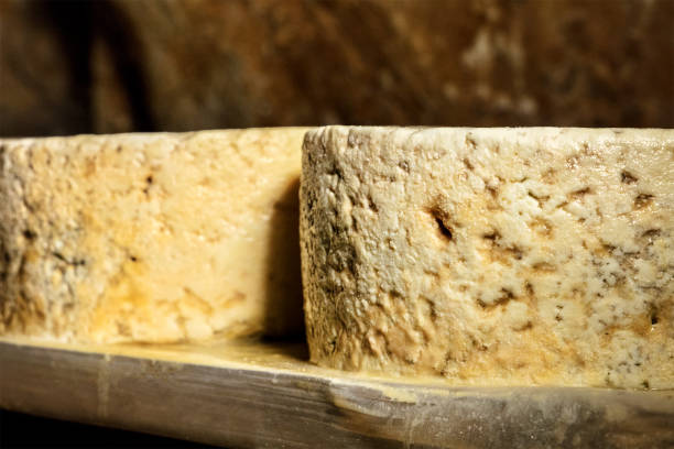 カブラレス、洞窟で、伝統的なスペインのチーズの作成 - traditional salt farming ストックフォトと画像