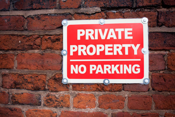 istock Sign private property no parking 847088938