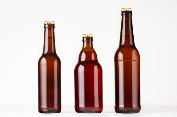 set di diverse bottiglie di birra marrone 500ml e 330ml mock up. - amber beer foto e immagini stock