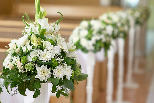 Hermosa Decoración De Flores Blancas En Iglesia Para Una Boda Foto de stock  y más banco de imágenes de Boda - iStock