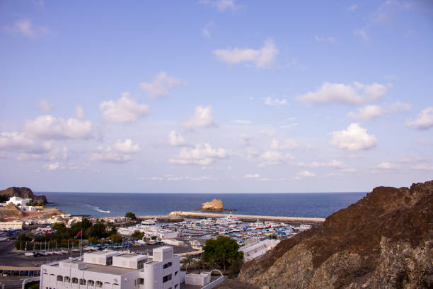 costline maskatu w omanie - oman greater masqat road aerial view zdjęcia i obrazy z banku zdjęć