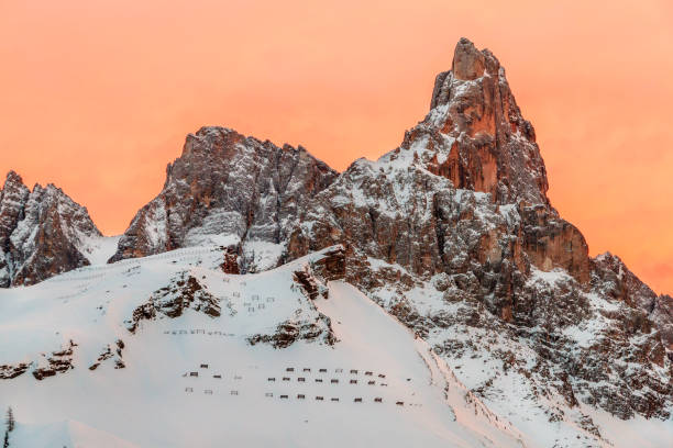 겨울, 이탈리아에에서는 창백한 디 산 마르티노 자연 공원 (pala 그룹)에 일몰 - cimon della pala 뉴스 사진 이미지