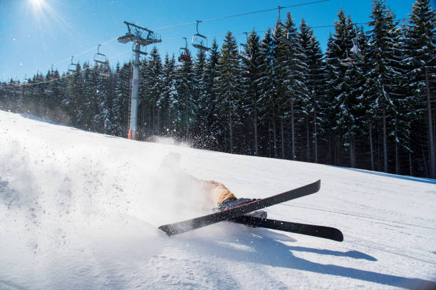 narciarz spadający na stoku na świeżym śniegu w proszku w zimowym kurniku przygoda ekstremalna adrenalina aktywny styl życia koncepcji - skiing winter sport powder snow athlete zdjęcia i obrazy z banku zdjęć