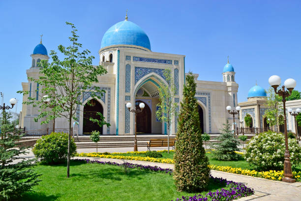istock Mosque with flowers in the yard in the spring. 847139114