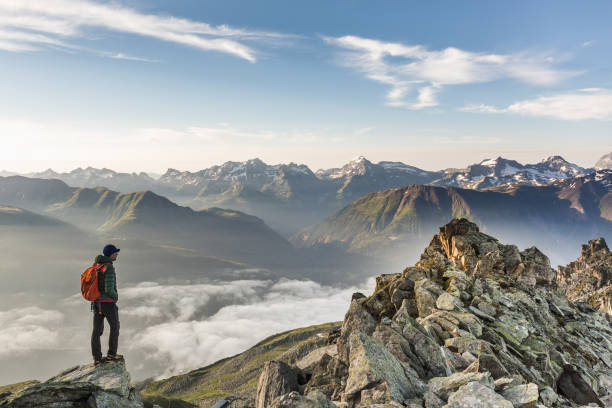 escursionista che guarda la catena montuosa - european alps switzerland glacier high angle view foto e immagini stock