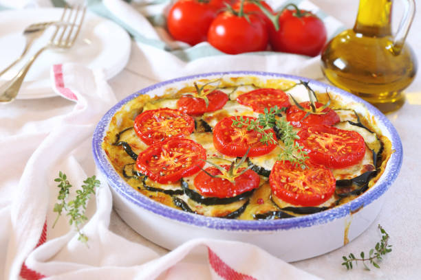 цуккини и помидоры гратен - zucchini gratin casserole squash стоковые фото и изображения
