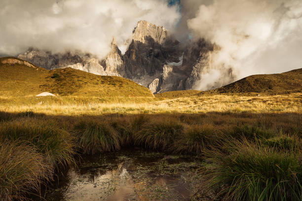 reflexo da bela montanha em um lago de espelho - lake mountain north tirol austria - fotografias e filmes do acervo