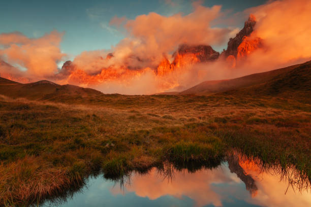 reflexo da bela montanha em um lago de espelho - lake mountain north tirol austria - fotografias e filmes do acervo