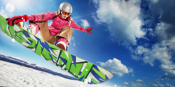 fondo de deportes. snowboarder salta a través del aire con el cielo azul de fondo. - snowboarding fotografías e imágenes de stock