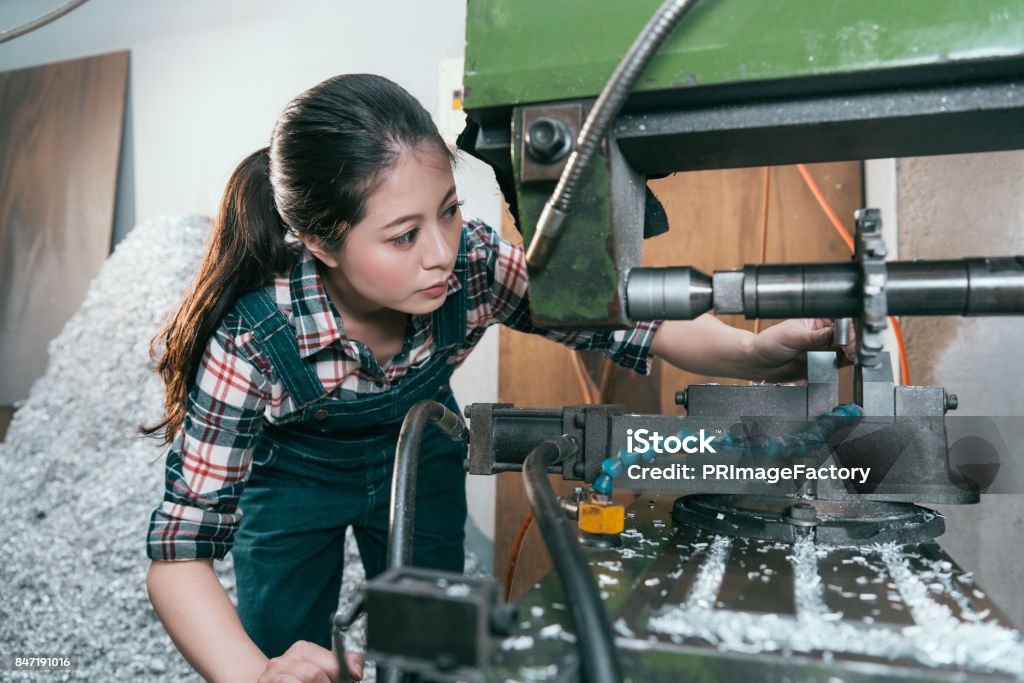 personnel féminin des composants élégante jeune usine - Photo de Machine CNC libre de droits