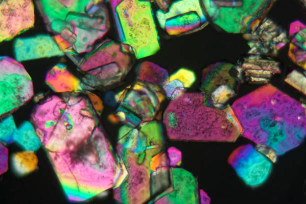 кристаллы натрия бората под микроскопом - inorganic стоковые фото и изображения
