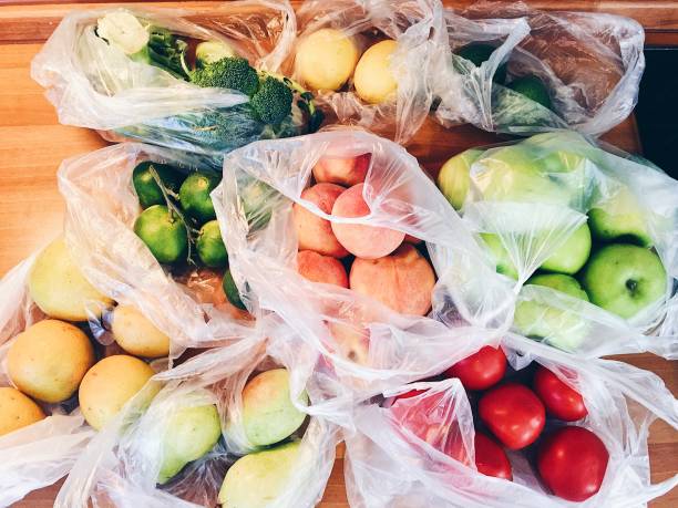 alla typer av frukt och grönsaker i plastpåsar - marshallöarna bildbanksfoton och bilder