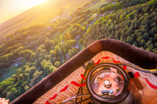 un ballon d’air chaud s’élevant haut. vue en perspective inhabituelle - hot air balloon flying heat people photos et images de collection