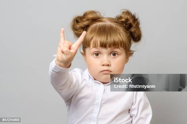 Foto de Retrato Da Menina Fazendo Sinal De Rock Isolado e mais fotos de stock de Criança - Criança, Humor, Fazer Careta