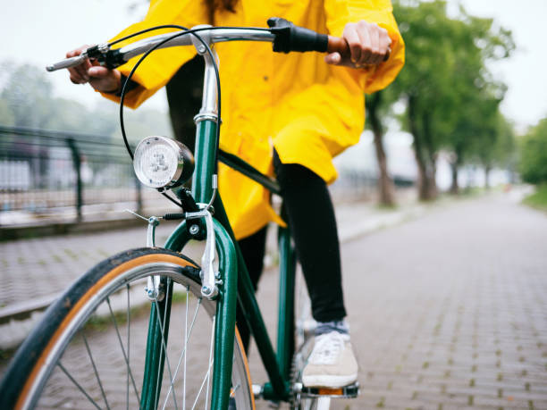 велосипедная поездка под дождем - bicycle cycling bicycle pedal part of стоковые фото и изображения