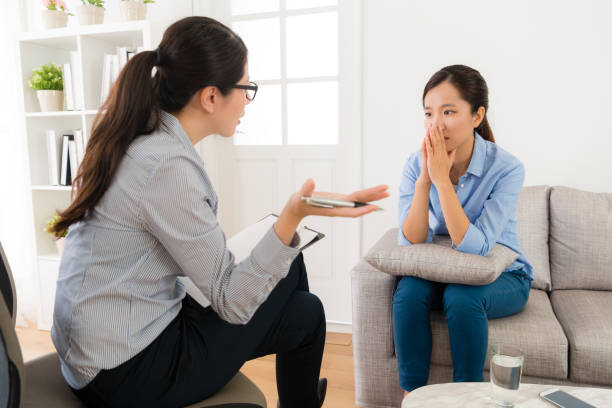 心理学者の医者彼女の患者と話しています。 - うつ病 接し方 ストックフォトと画像