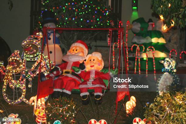 Foto de Decorações De Natal Ao Ar Livre e mais fotos de stock de Inflável -  Inflável, Natal, Artigo de decoração - iStock