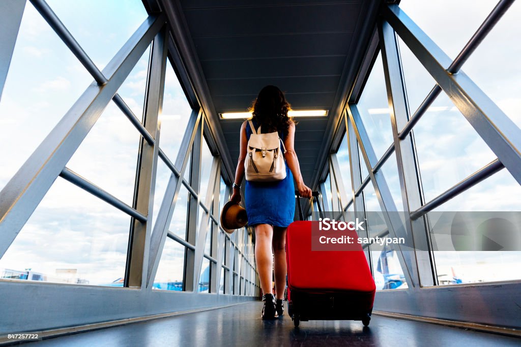 Junges Mädchen Reisende zu Fuß halten Koffer am Flughafen zu tragen. - Lizenzfrei Flughafen Stock-Foto