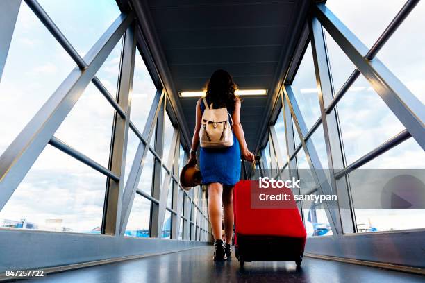 Junges Mädchen Reisende Zu Fuß Halten Koffer Am Flughafen Zu Tragen Stockfoto und mehr Bilder von Flughafen