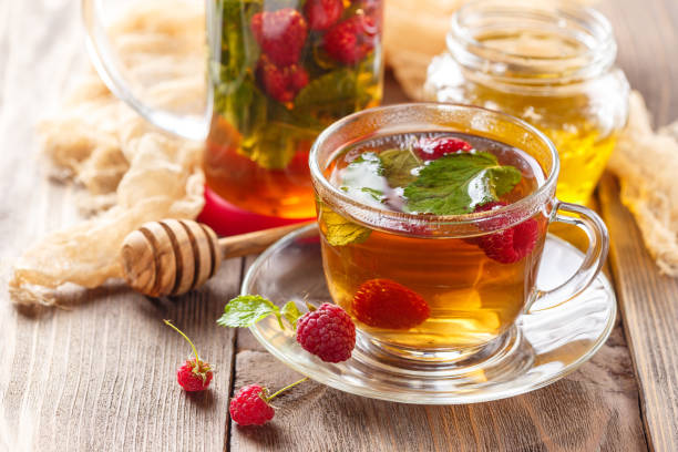 thé à la menthe et framboise - leaf cup breakfast drink photos et images de collection
