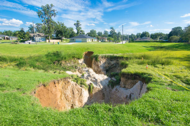 Large Florida Sinkhole Near Residential Neighborhood A large sinkhkole opening up in below a new residential neighborhood after Hurricane Irma. sinkhole stock pictures, royalty-free photos & images