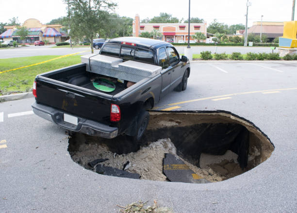 buraco engole um carro na flórida - sink hole - fotografias e filmes do acervo