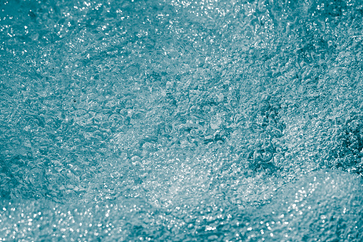 530853709 istock azul agua burbujeante debajo de las olas 847306946