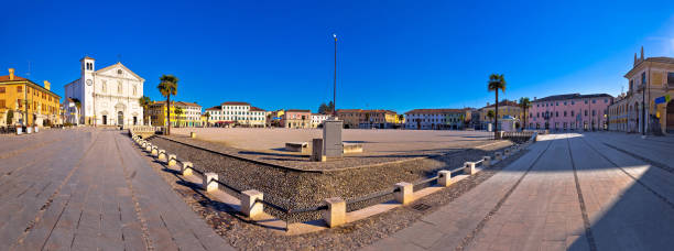 praça central em vista panorâmica de cidade de palmanova, a região de friuli-venezia giulia, itália - italy panoramic town square skyline - fotografias e filmes do acervo