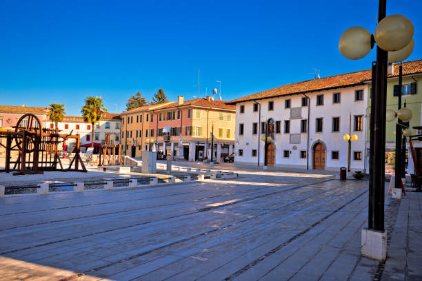 praça central, em vista de cidade de palmanova arquitetura colorida, da região friuli venezia giulia - italy panoramic town square skyline - fotografias e filmes do acervo