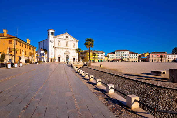 praça central em igreja vista de cidade de palmanova, da região friuli venezia giulia - italy panoramic town square skyline - fotografias e filmes do acervo